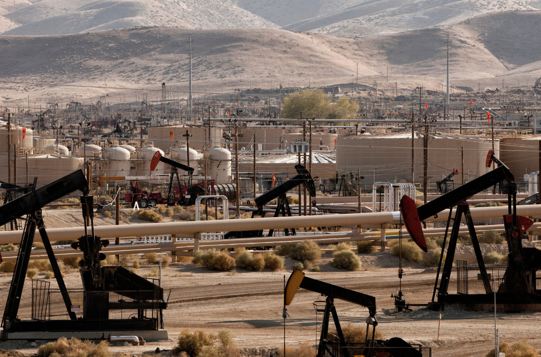 Oil Rises as Iran Denies US Talks and Supply Fears Return