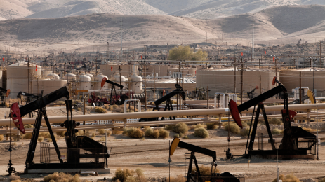 Oil Rises as Iran Denies US Talks and Supply Fears Return