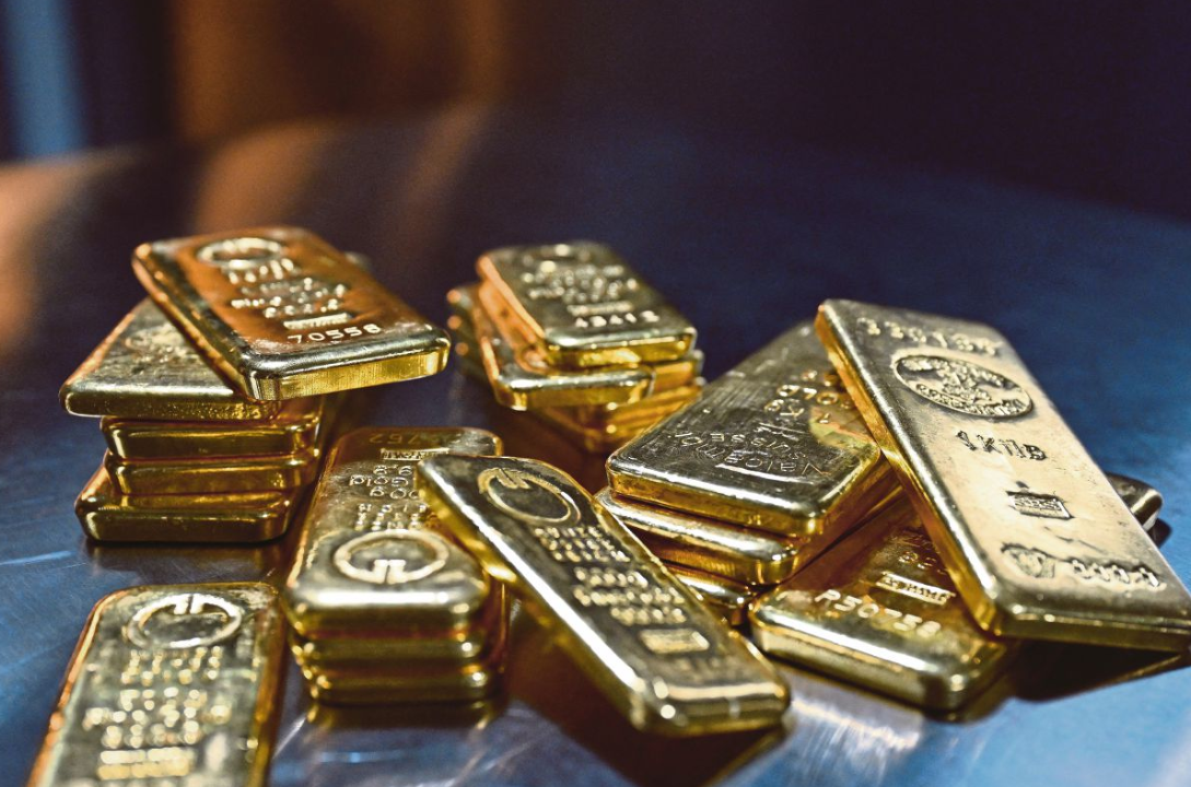 Gold_rises_as_softer_dollar_and_lower_yields_support_prices_amid