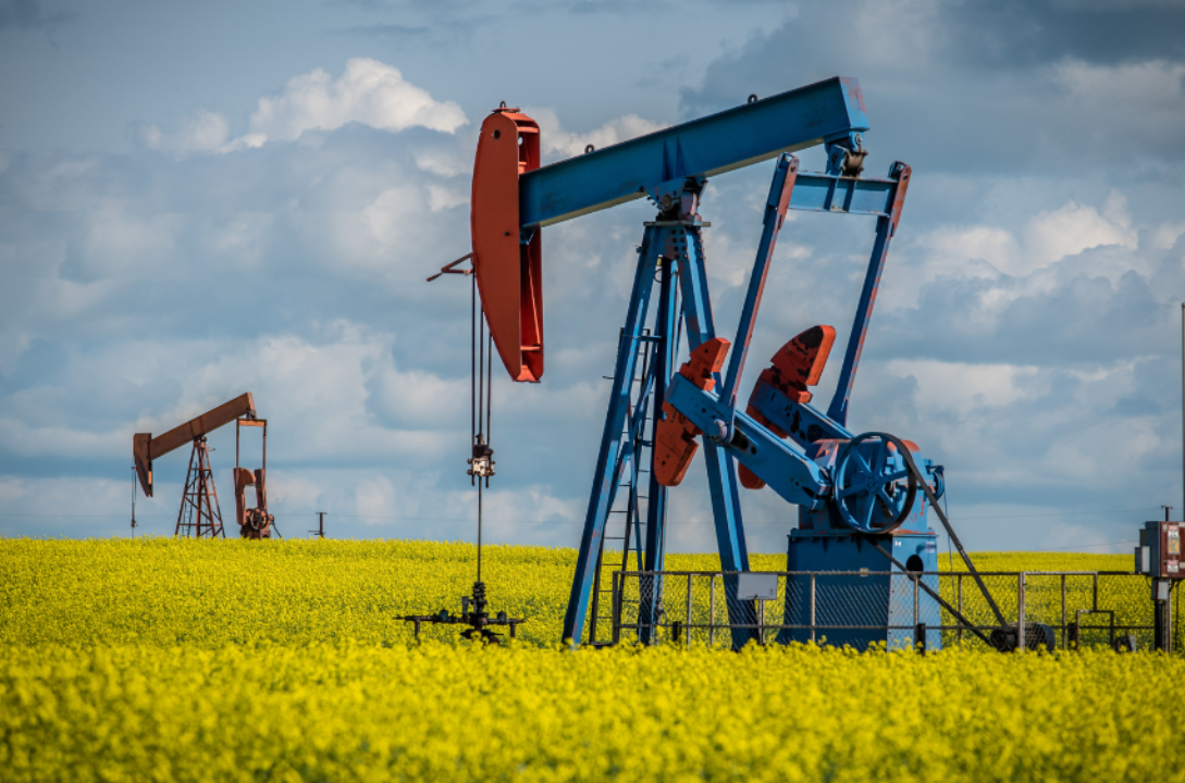 US_stocks_slip_while_oil_rises_as_Hormuz_tensions_and_mixed_earnings