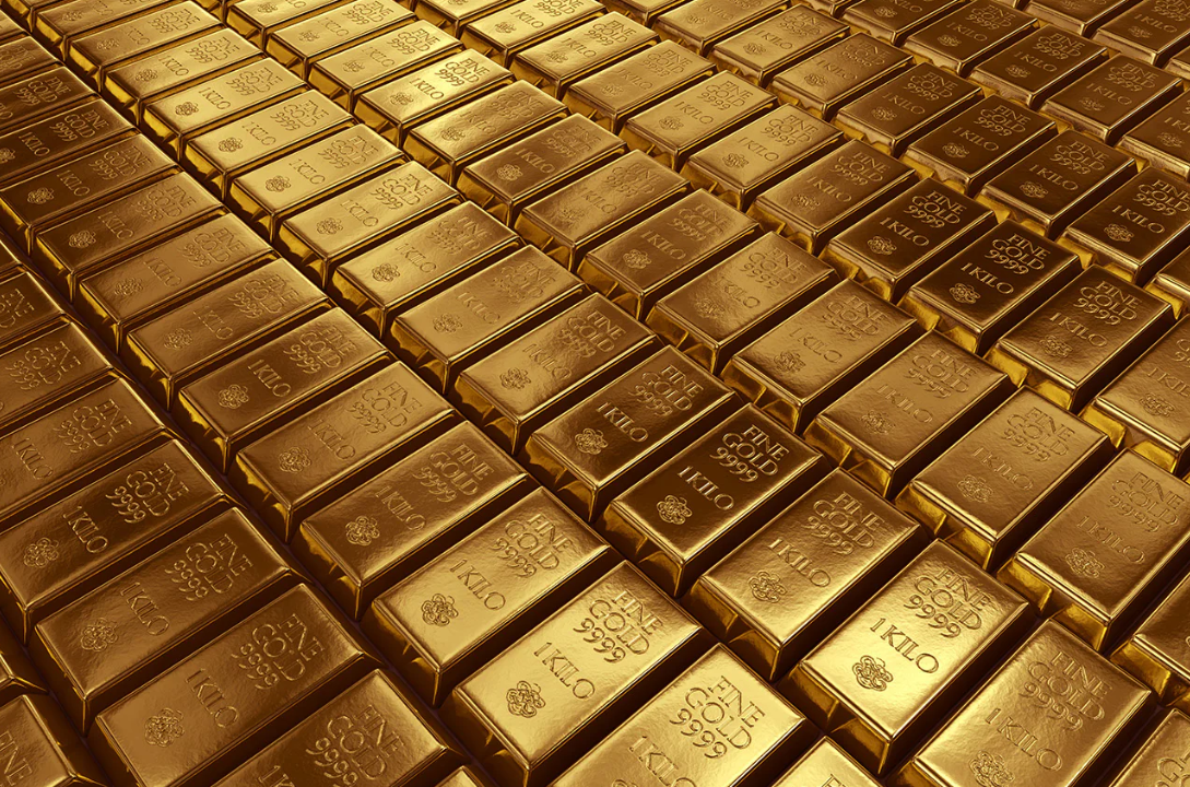 Gold Holds Steady as Dollar Weakens