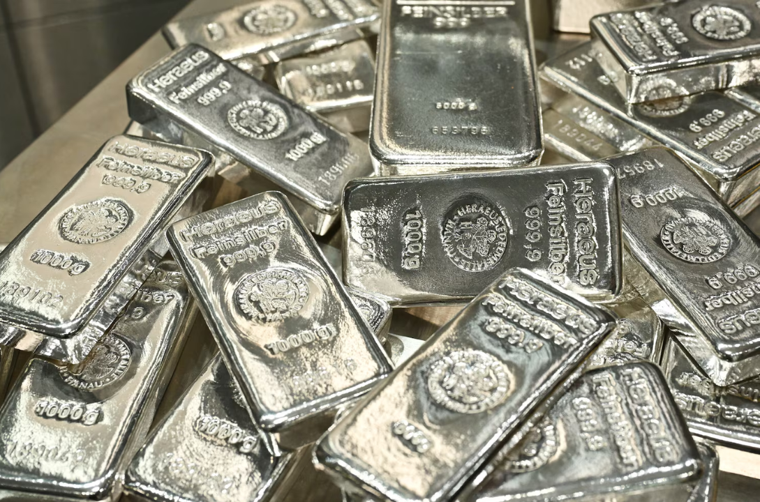 Silver Futures Surge as Growth Demand Returns
