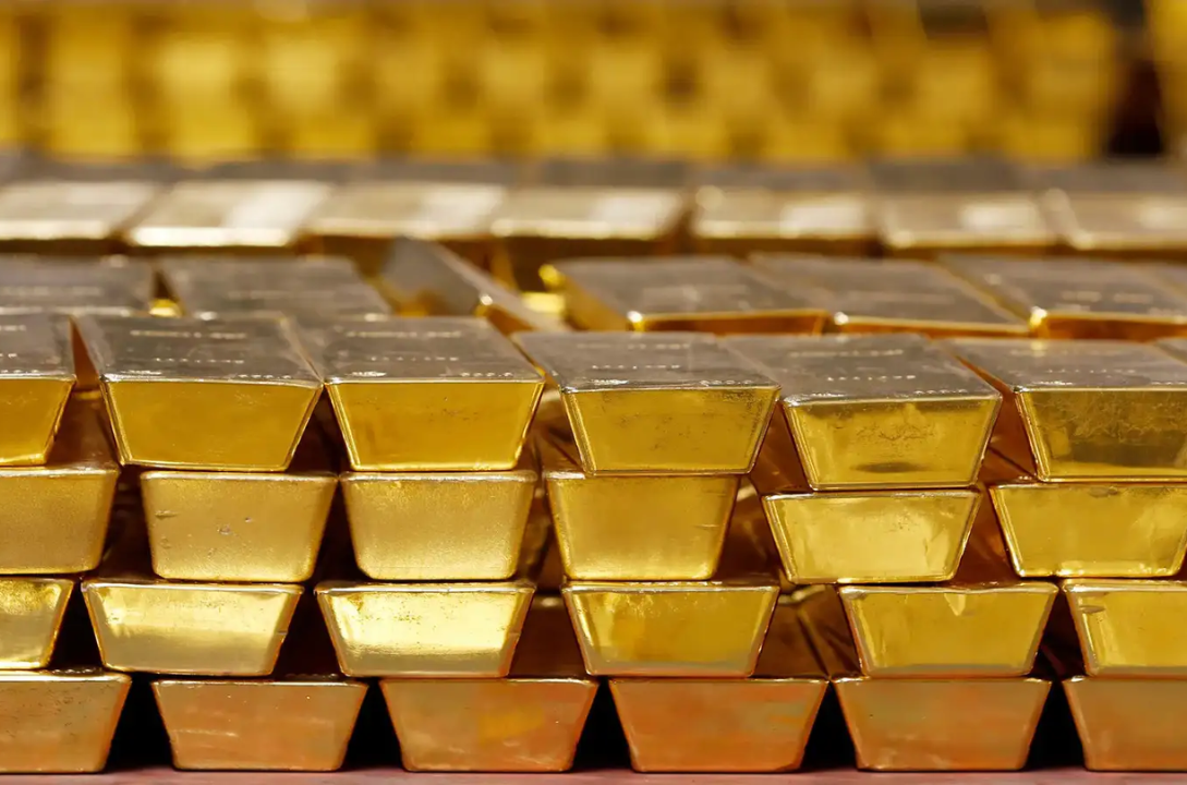 Gold Price Falls as Iran Tensions Lift Dollar