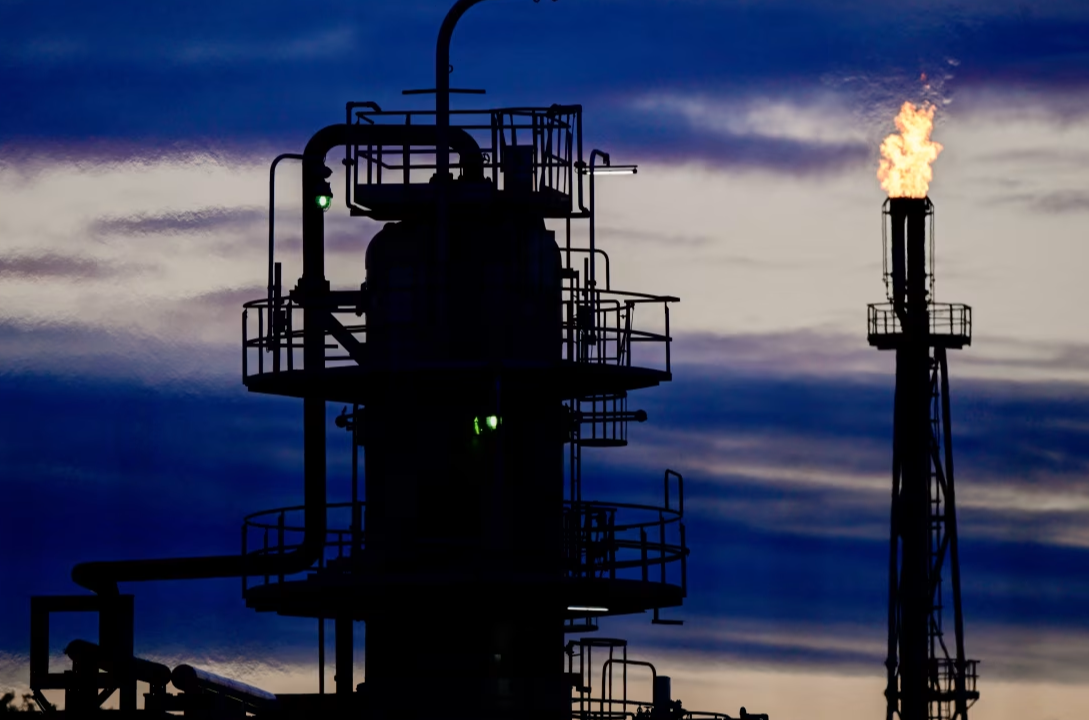 Oil Futures Edge Higher Before U.S. Holiday